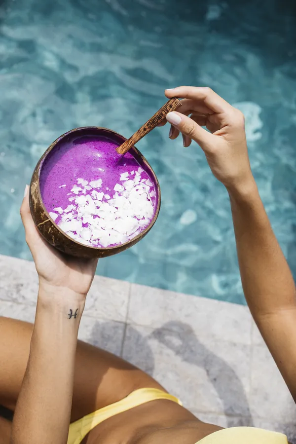 Bowl morado junto a la piscina