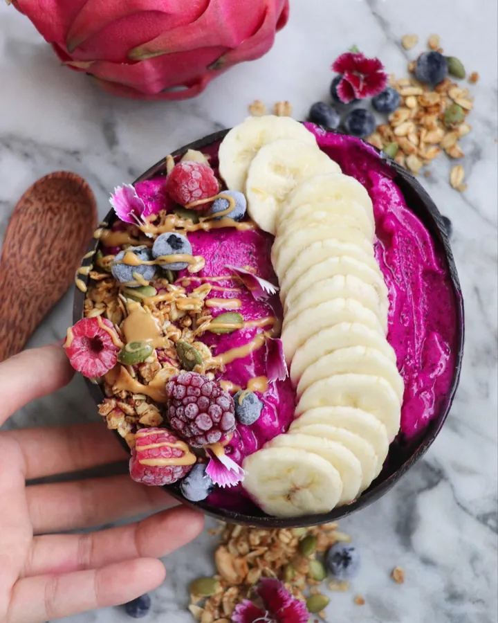Bowl de pitahaya con plátano y granola