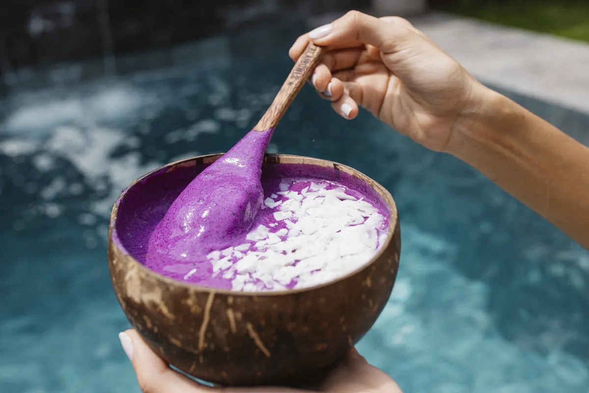 Bowl morado sostenido sobre la piscina